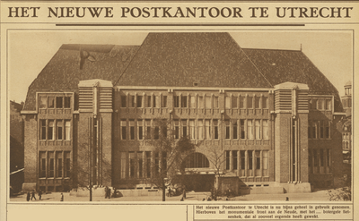 870305 Gezicht op de voorgevel van het nieuwe hoofdpostkantoor (Neude 11) te Utrecht.